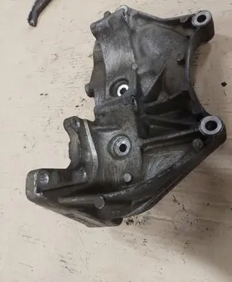 Suzuki Grand Vitara II Power steering pump mounting bracket 