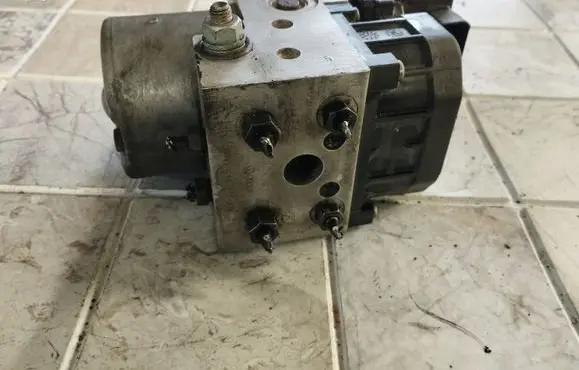 Volkswagen PASSAT B5 ABS pump bracket 8F0614111AB