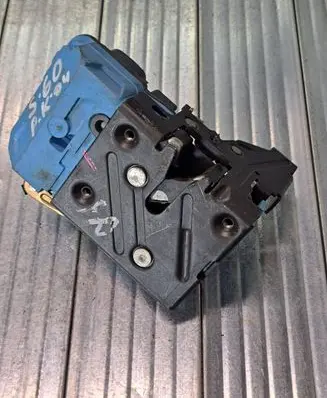 Volvo S60 Front door lock 30663040