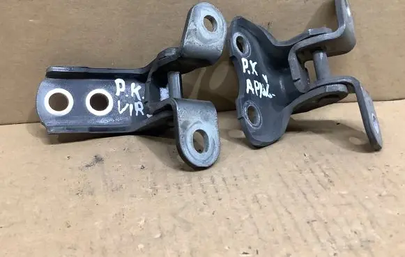 Toyota Prius (XW50) Front door upper hinge