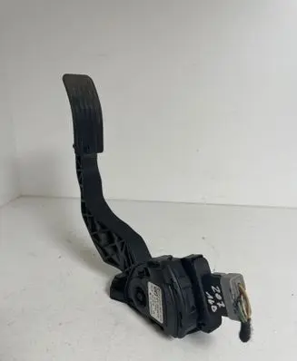 Accelerator throttle pedal