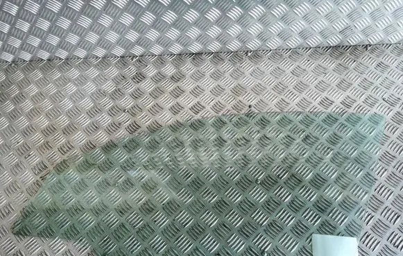 Mazda 3 I Front door window glass four-door