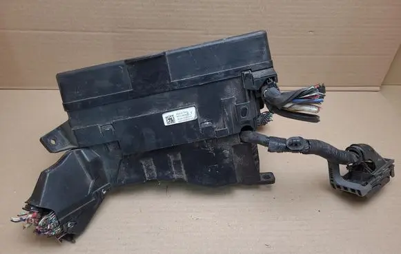 Toyota Avensis T270 Fuse module 8211105Q40