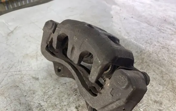 Mitsubishi Pajero Sport I Front brake caliper