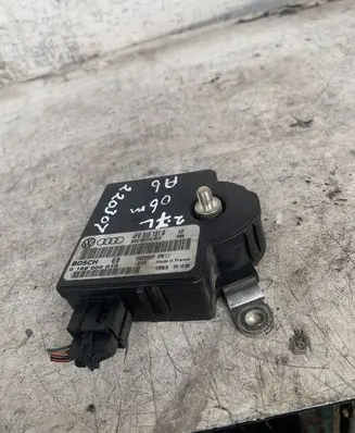 Audi A6 S6 C6 4F Battery control module 4F0915181
