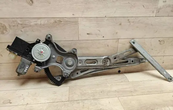 Hyundai i20 (PB PBT) Front door window regulator with motor 988101J110 0620201120