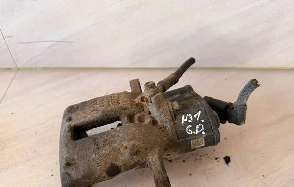 Volkswagen PASSAT B7 Rear brake caliper 32332267K