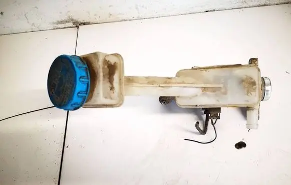 Nissan Primera Brake fluid reservoir 