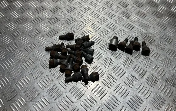 Dacia Duster II Anti-theft wheel nuts and lock PU18398