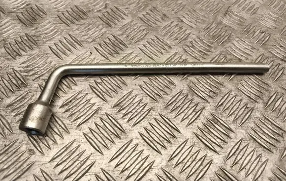 Mercedes-Benz C W204 Wheel nut wrench A2215810001