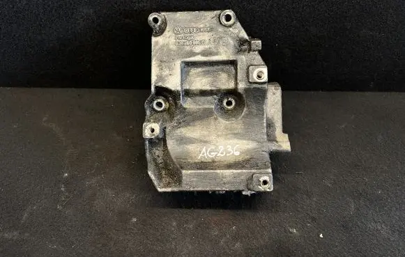 Volkswagen PASSAT B5.5 Engine mounting bracket 038260885C