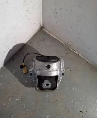 Porsche Macan (95B) Engine mount bracket 8R0199381
