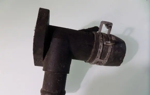 Volkswagen Golf III Engine coolant pipe/hose 028121133B