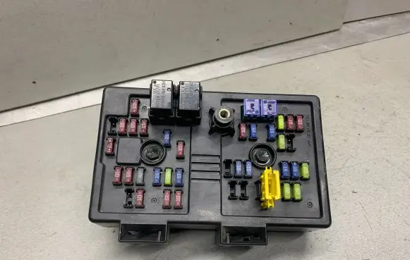 Chevrolet Captiva Fuse module 96821082