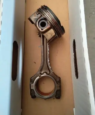 KIA Pro Cee'd II Piston with connecting rod