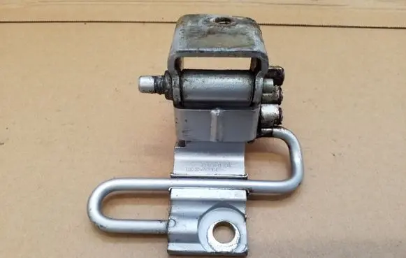 Volkswagen Touareg I Front door lower hinge 7L0831411
