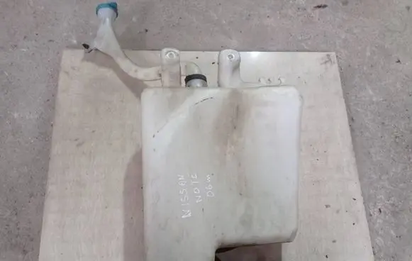 Nissan Note (E11) Windshield washer fluid reservoir/tank