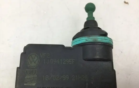 Volkswagen Golf IV Headlight level adjustment motor 1J0941295F