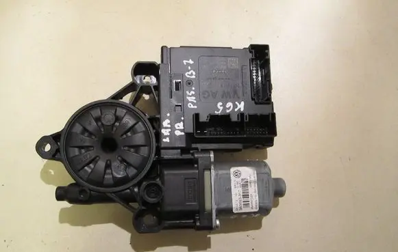 Volkswagen PASSAT B7 Front door window regulator motor 3AA959702A 3AA837462 988693317