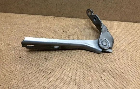 Audi A3 S3 8L Engine bonnet/hood hinges 8L0823302B