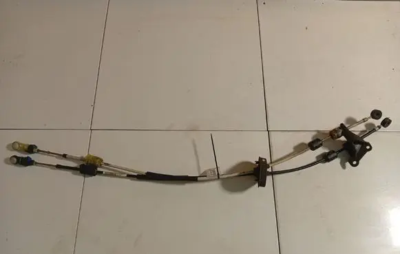 Opel Insignia A Gear shift cable linkage 55560992