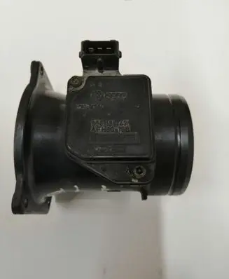 Volkswagen PASSAT B5 Mass air flow meter 058133471A