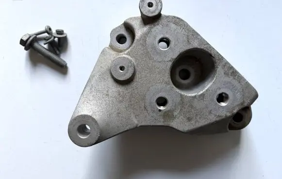 Chrysler Pacifica Gearbox mounting bracket 68224740AA 68470172AA