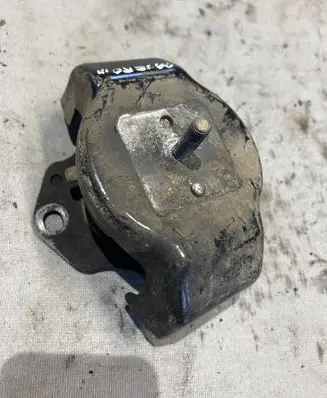 Mitsubishi Pajero Engine mount bracket