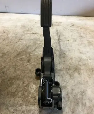 Mercedes-Benz A W169 Accelerator throttle pedal A1693000104 041210 000139