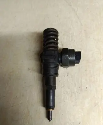 Volkswagen PASSAT B5 Fuel injector 038130073J