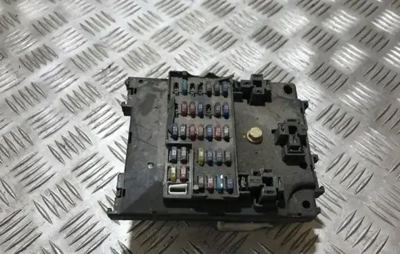 Nissan X-Trail T30 Fuse box set 1105981 3j3