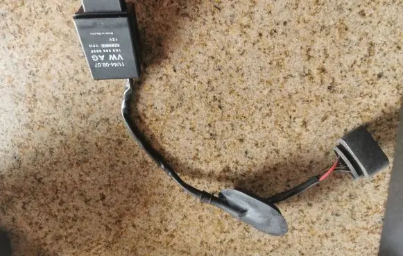 Volkswagen Jetta V Fuel pump relay 1K0906093F