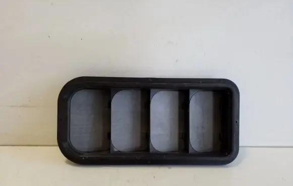 Quarter panel pressure vent
