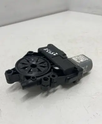 Hyundai i20 (GB IB) Front door window regulator motor 82450C8010