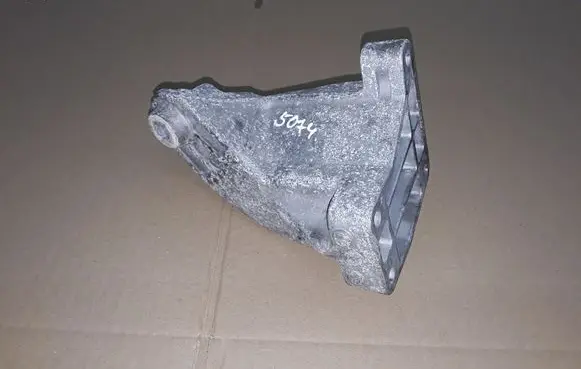 Mercedes-Benz E W212 Engine mounting bracket A6422235404