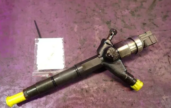 Nissan X-Trail T30 Fuel injector 