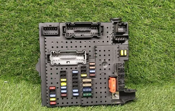 Volvo XC70 Fuse module 12217799