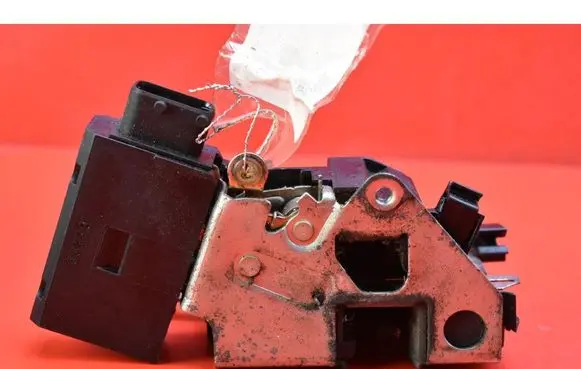 BMW 3 E36 Front door lock 8146231