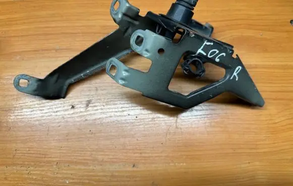 BMW 6 F06 Gran coupe Fender mounting bracket 7230578