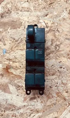 Nissan Note (E11) Electric window control switch 254019U02B