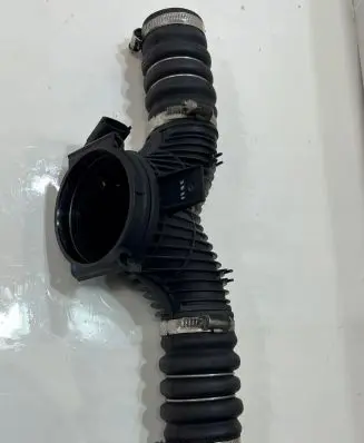 Porsche Cayenne (92A) Turbo air intake inlet pipe/hose 7L5145770B