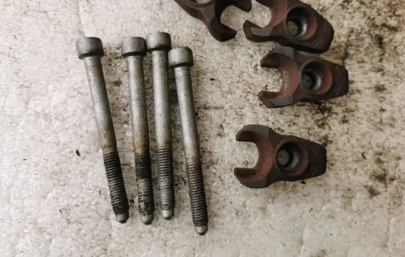 Ford Mondeo MK IV Fuel Injector clamp holder 