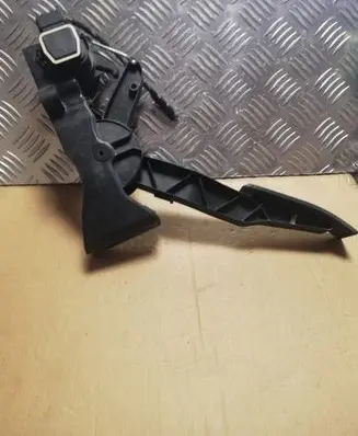 Mercedes-Benz A W169 Accelerator throttle pedal A1693000104 000615 090305