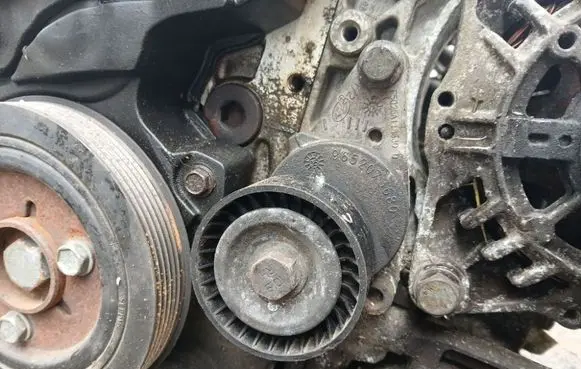 Peugeot 307 Generator/alternator belt tensioner 9652073680