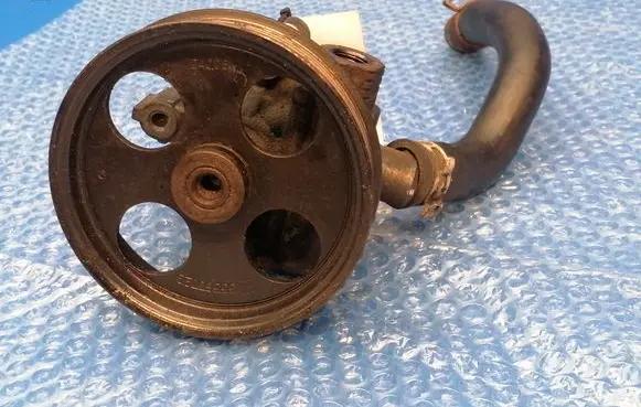 Opel Insignia A Power steering pump 55563329
