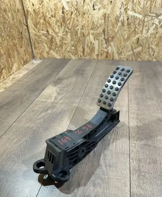 Mercedes-Benz ML W164 Accelerator throttle pedal A1643000104 0521 ZGS005