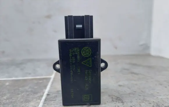 Volkswagen Touran I Seat heating relay 7L0959772