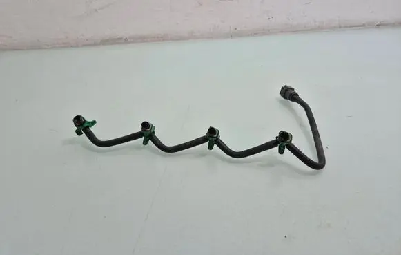 Volvo V40 Fuel injector supply line/pipe 