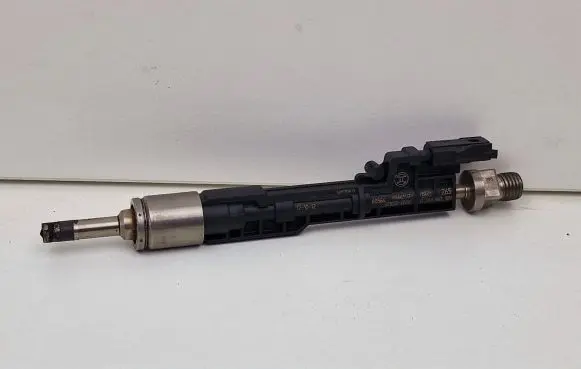 BMW X3 F25 Fuel injector 7597870