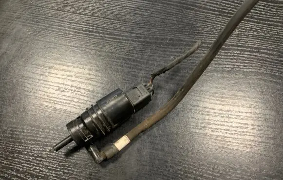 BMW 5 E60 E61 Windscreen/windshield washer pump 2220019
